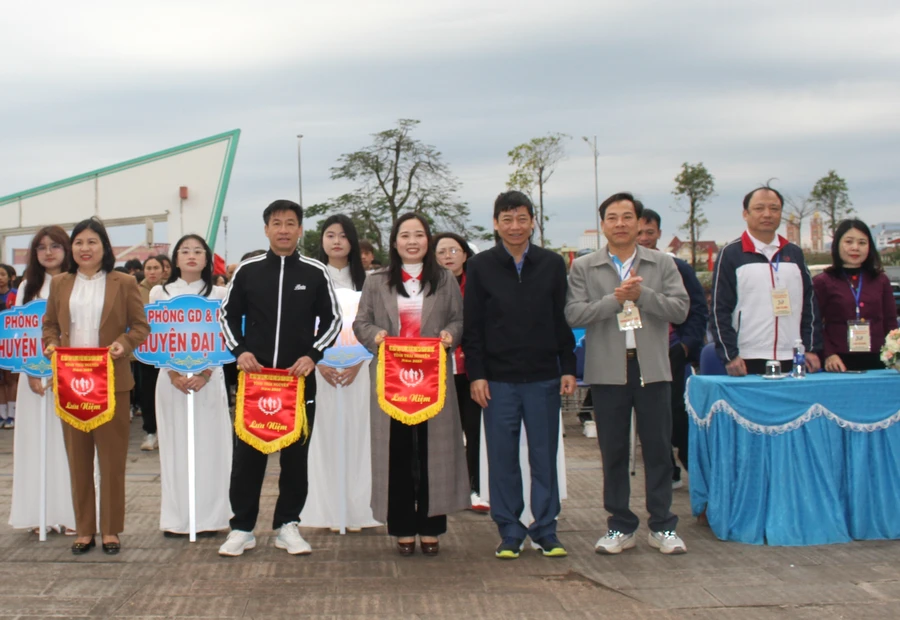 Lãnh đạo Sở GD&ĐT Thái Nguyên trao cờ lưu niệm cho các đoàn tham dự. 