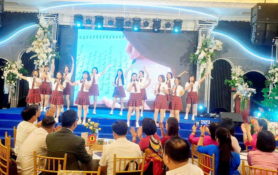 Tiết mục văn nghệ do các Hiệu trưởng một số trường Tiểu học trên địa bàn biểu diễn. 22464c3c6d02e75cbe13.jpg