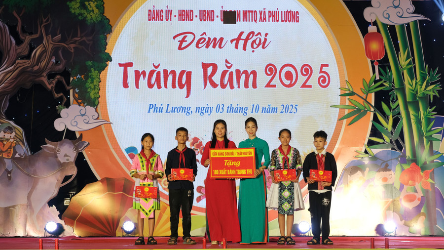 Đại diện xã Phú Lương và học sinh nhận 180 suất quà Trung thu. trao-qua.jpg
