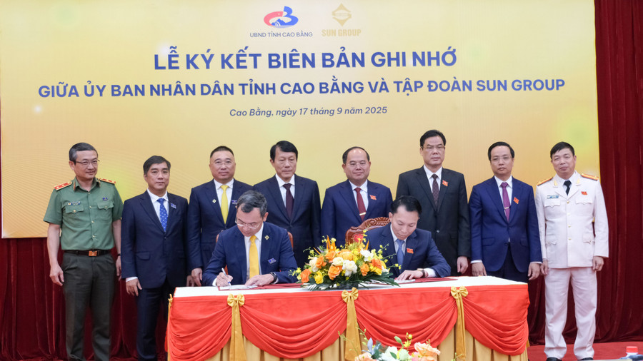 Đại diện tỉnh Cao Bằng và Tập đoàn Sun Group ký kết hợp tác.