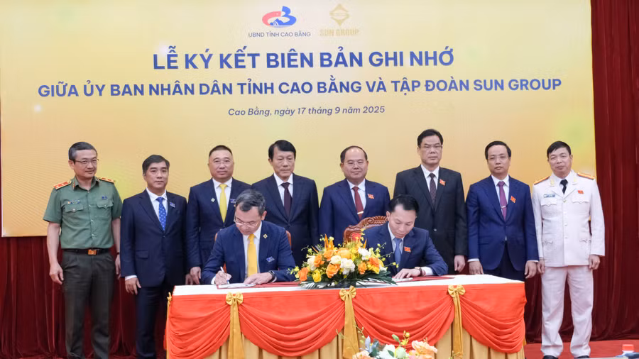 Đại diện tỉnh Cao Bằng và Tập đoàn Sun Group ký kết hợp tác.