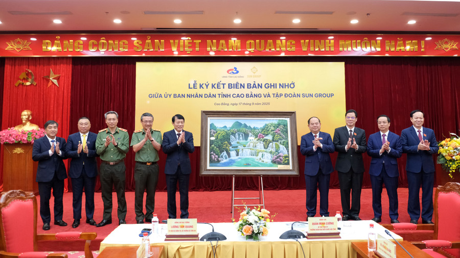 Lãnh đạo tỉnh tặng quà lưu niệm Đại tướng Lương Tam Quang và các đại biểu. ky-ket-hop-tac-2.jpg