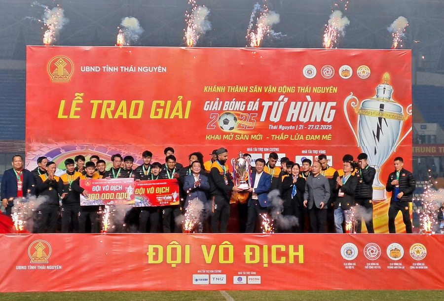 Lãnh đạo tỉnh Thái Nguyên và Ban tổ chức trao cúp vô địch cho CLB Hoàng Anh Gia Lai.