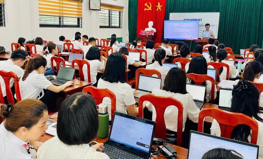Trường THPT Tức Tranh (tỉnh Thái Nguyên) tập huấn chuyên sâu cho giáo viên về ứng dụng AI.