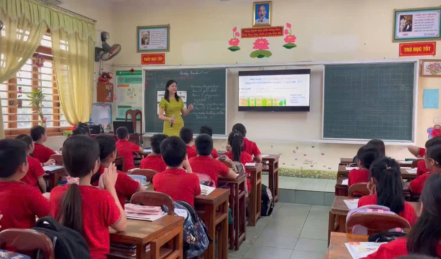Giờ học tiếng Anh của cô và trò trường Tiểu học Tân Thành 1 (phường Tích Lương, tỉnh Thái Nguyên).