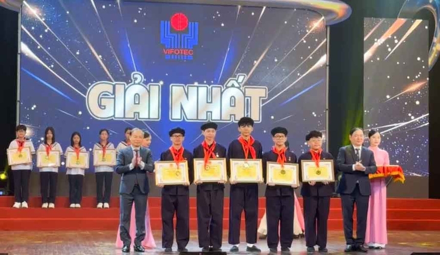 Nhóm học sinh tỉnh Cao Bằng nhận giải nhất tại Cuộc thi Sáng tạo Thanh thiếu niên, nhi đồng toàn quốc lần thứ 21 năm 2025.