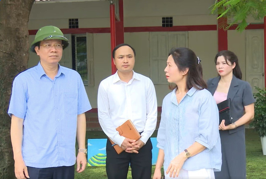 Lãnh đạo phường Phan Đình Phùng, tỉnh Thái nguyên kiểm tra điều kiện cơ sở vật chất trường lớp tại các cơ sở giáo dục trên địa bàn. qt.jpg