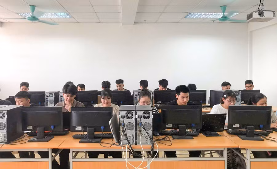 Sinh viên Trường Đại học Công nghệ Thông tin và Truyền thông học thiết kế vi mạch.