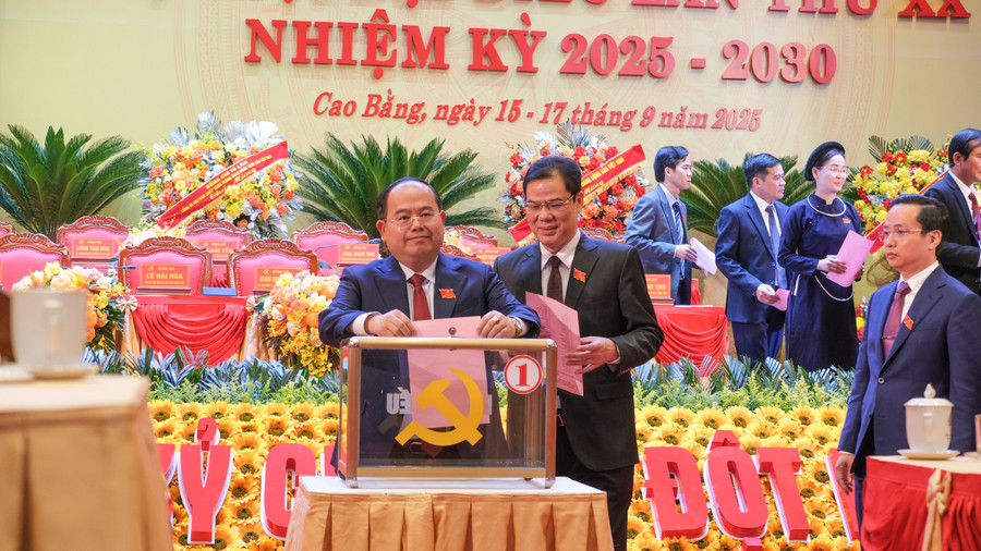 Đại biểu bỏ phiếu bầu Ban Chấp hành Đảng bộ tỉnh khóa XX. bo-phieu.jpg