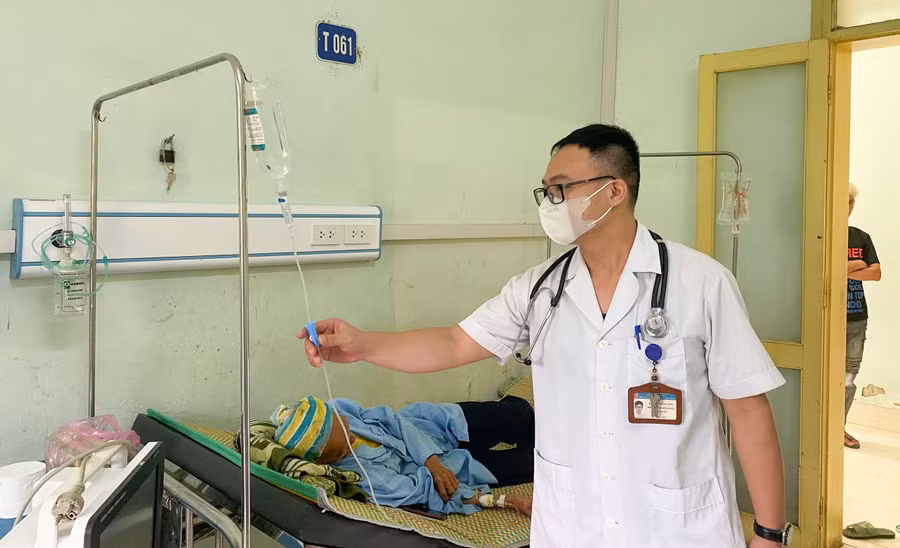 Bác sĩ Trung tâm Y tế Pác Nặm theo dõi chặt chẽ và điều trị tích cực cho bệnh nhân bị ngộ độc do ăn hoa chuông. (Ảnh: Văn Lạ)