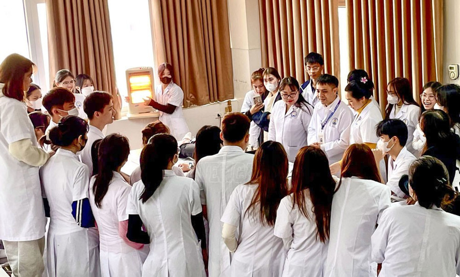 Một tiết học của sinh viên Trường Đại học Y - Dược Thái Nguyên. 1-sinh-vien-dai-hoc-y-1275.jpg
