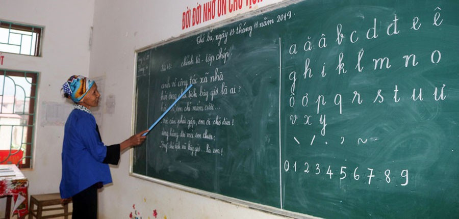 Người dân Cao Bằng được luyện đọc tại lớp xóa mù chữ. (Ảnh: Chu Hiệu/TTXVN) cao-bang-xoa-mu-chu-2.jpg