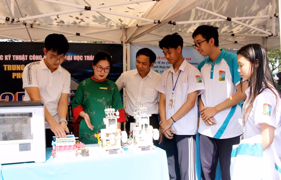 Đại biểu và học sinh tham quan không gian sáng tạo tại ngày hội tiếng Anh và STEM.