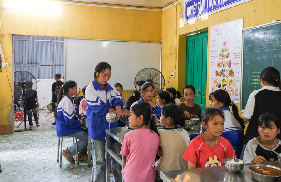 Học sinh Trường PTDTBT Tiểu học và THCS Thượng Hà, xã Cô Ba (Cao Bằng) ăn bán trú tại trường. truong-duc-hanh.jpg