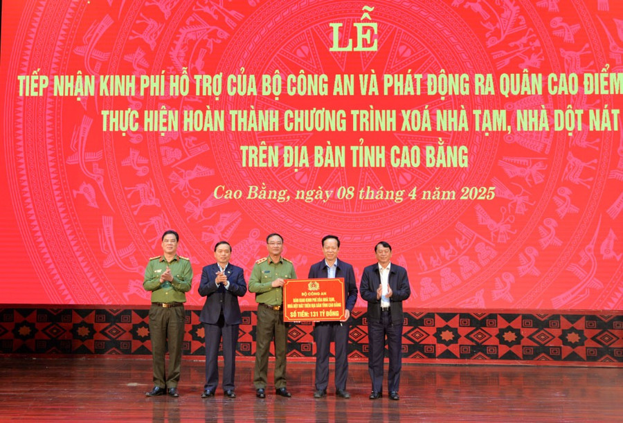 Lãnh đạo Bộ Công an trao kinh phí hỗ trợ tỉnh Cao Bằng thực hiện chương trình xóa nhà tạm, nhà dột nát trên địa bàn.