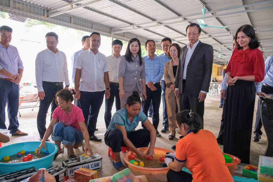 Thứ trưởng Thường trực Phạm Ngọc Thưởng kiểm tra tình hình thực tế tại Trường Tiểu học Yên Bình. ls3.jpg