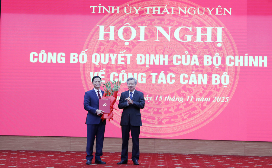 Phó Trưởng Ban Tổ chức Trung ương Nguyễn Quang Dương trao Quyết định và tặng hoa chúc mừng ông Vương Quốc Tuấn.