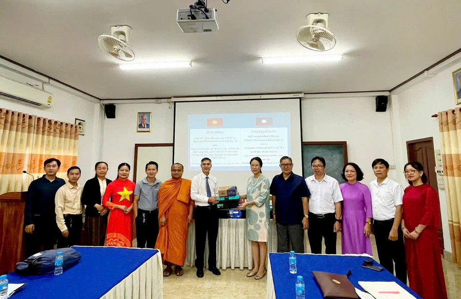 Tổng lãnh sự quán Việt Nam tại Savannakhet (Lào) và Liên minh STEM Việt Nam tặng ngành giáo dục tỉnh Savannakhet 1 phòng thí nghiệm STEM Robotics. 