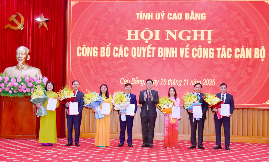 Phó Bí thư Tỉnh ủy Cao Bằng Vũ Hồng Quang trao quyết định và tặng hoa các cán bộ nhận nhiệm vụ mới. Ảnh: V.T