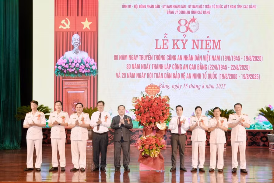 Thường trực Tỉnh ủy Cao Bằng chúc mừng lực lượng Công an trong tỉnh. Ảnh: V.T