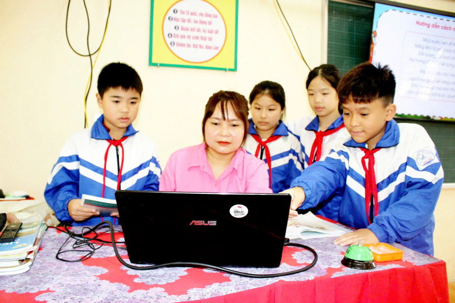 Cô và trò trường Tiểu học Thanh Ninh (xã Kha Sơn, tỉnh Thái Nguyên) hào hứng tìm hiểu công nghệ số. 9f57d297c1204a7e1331.jpg