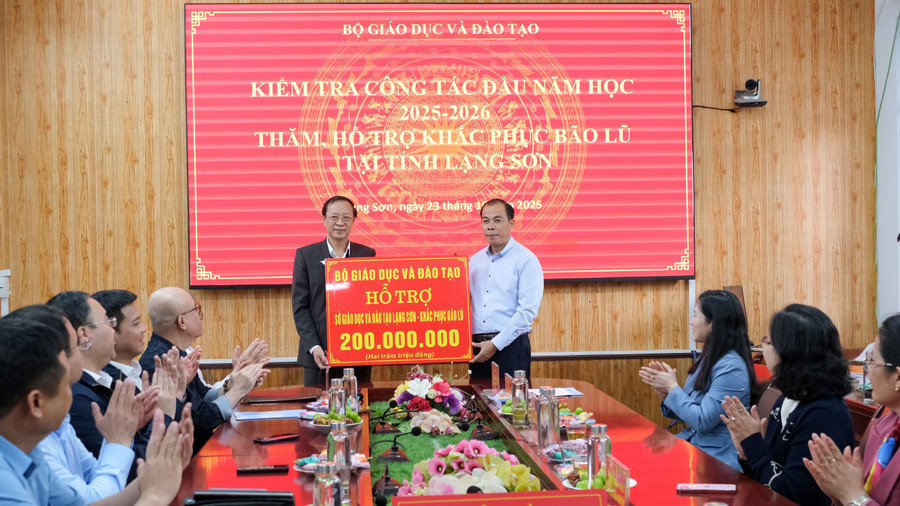 Thứ trưởng Thường trực Phạm Ngọc Thưởng trao hỗ trợ của Bộ GD&ĐT cho ngành giáo dục tỉnh Lạng Sơn. 4.jpg