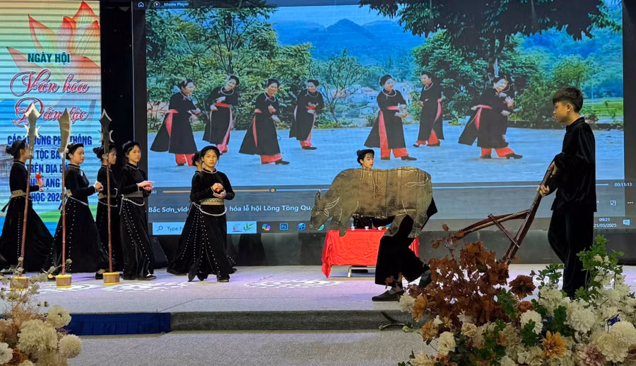 Ngày hội văn hoá dân tộc các trường phổ thông dân tộc bán trú trên địa bàn tỉnh Lạng Sơn với những màn trình diễn giàu ý nghĩa.