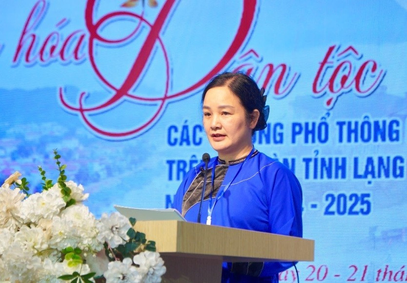 Bà Phan Mỹ Hạnh, Phó Giám đốc Sở GD&ĐT Lạng Sơn trong trang phục dân tộc, cùng hòa vào không khí Ngày hội văn hóa của các em học sinh. ngay-hoi-van-hoa-ls-1.jpg
