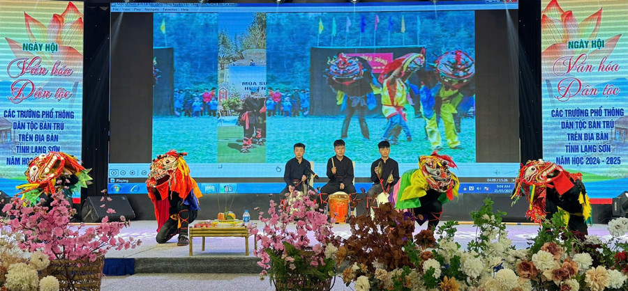 Một tiết mục rộn ràng sắc màu văn hóa tại Ngày hội. ngay-hoi-van-hoa-ls-2.jpg