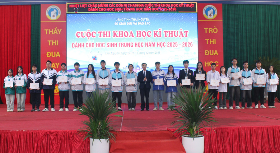 Ông Đào Xuân Tân, Phó Giám đốc Sở GD&ĐT Thái Nguyên trao giải cho những dự án xuất sắc.