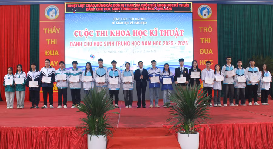 Ông Đào Xuân Tân, Phó Giám đốc Sở GD&ĐT Thái Nguyên trao giải cho những dự án xuất sắc.