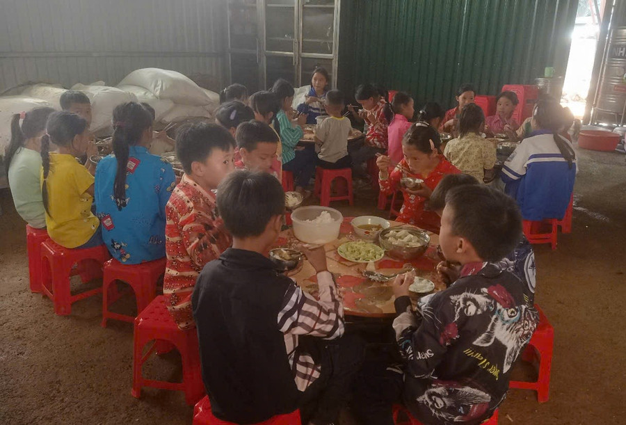Các em học sinh trường PTDTBT Tiểu học Xuân Trường ngồi ăn tại phòng tạm. th-xuan-truong-cb-2.jpg