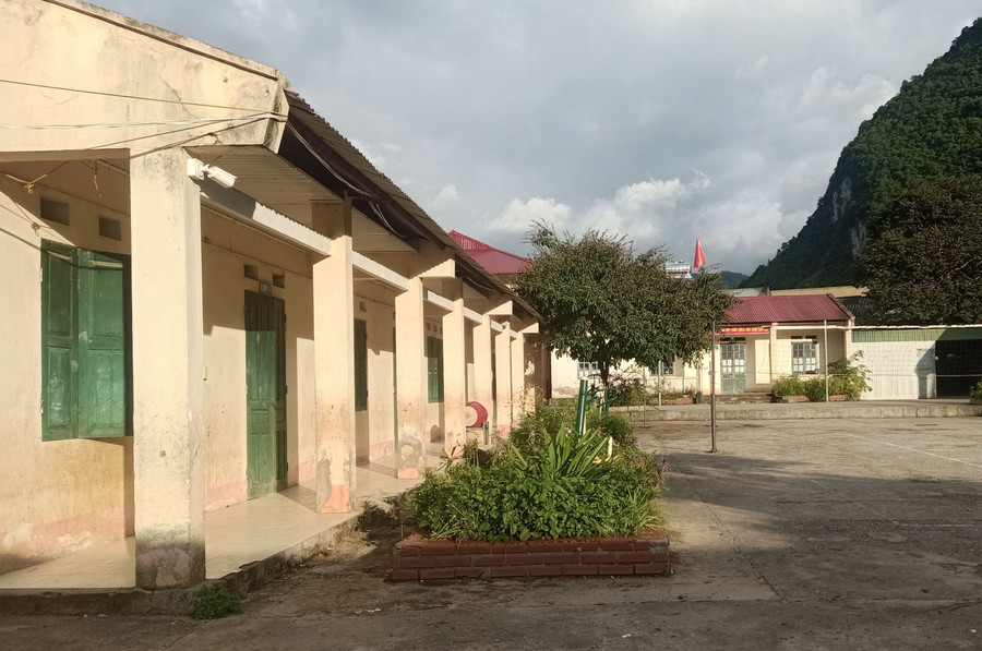 Dãy nhà lớp học bán kiên cố của trường PTDTBT Tiểu học Xuân Trường đã xuống cấp vì được xây dựng từ năm 1999. th-xuan-truong-cb-1.jpg