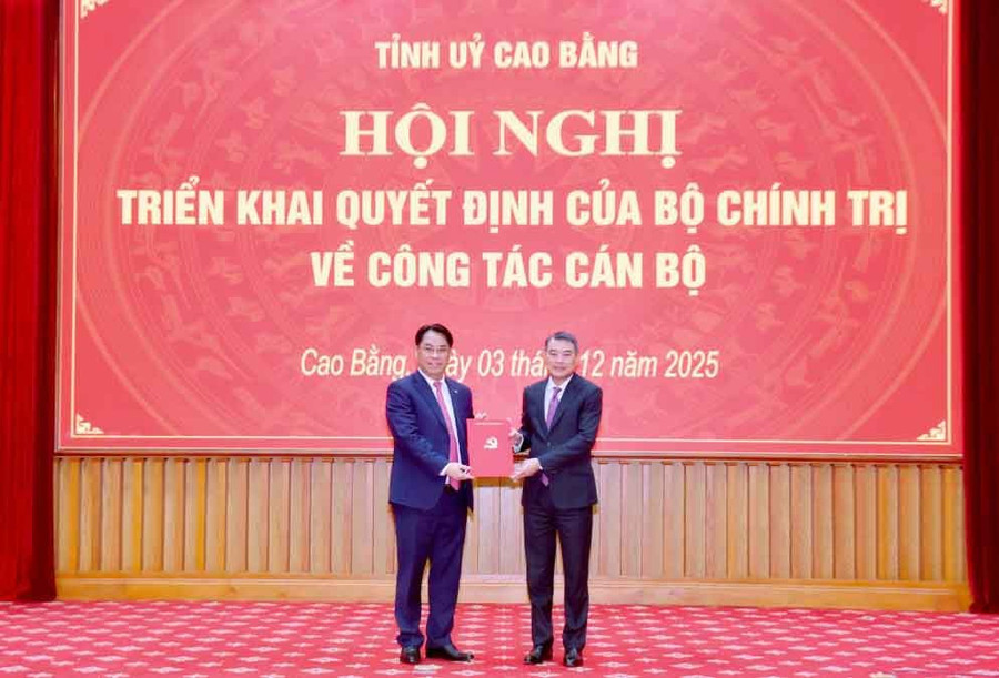 Trưởng Ban Tổ chức Trung ương Lê Minh Hưng trao quyết định cho ông Phan Thăng An, Bí thư Tỉnh ủy Cao Bằng. Ảnh: BCB