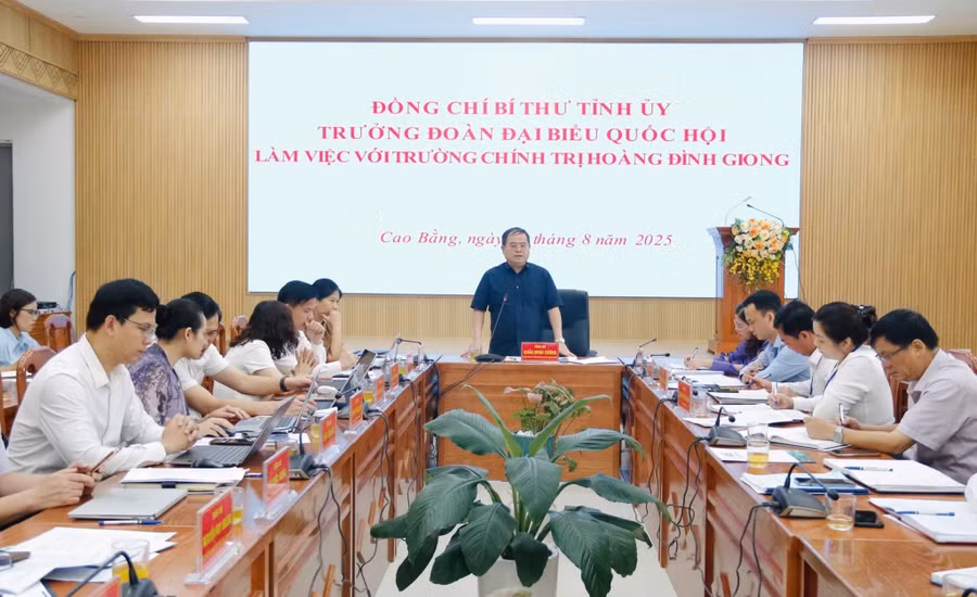 Ông Quản Minh Cường, Bí thư Tỉnh ủy, Trưởng Đoàn đại biểu Quốc hội tỉnh Cao Bằng làm việc với Trường Chính trị Hoàng Đình Giong. Ảnh: L.T