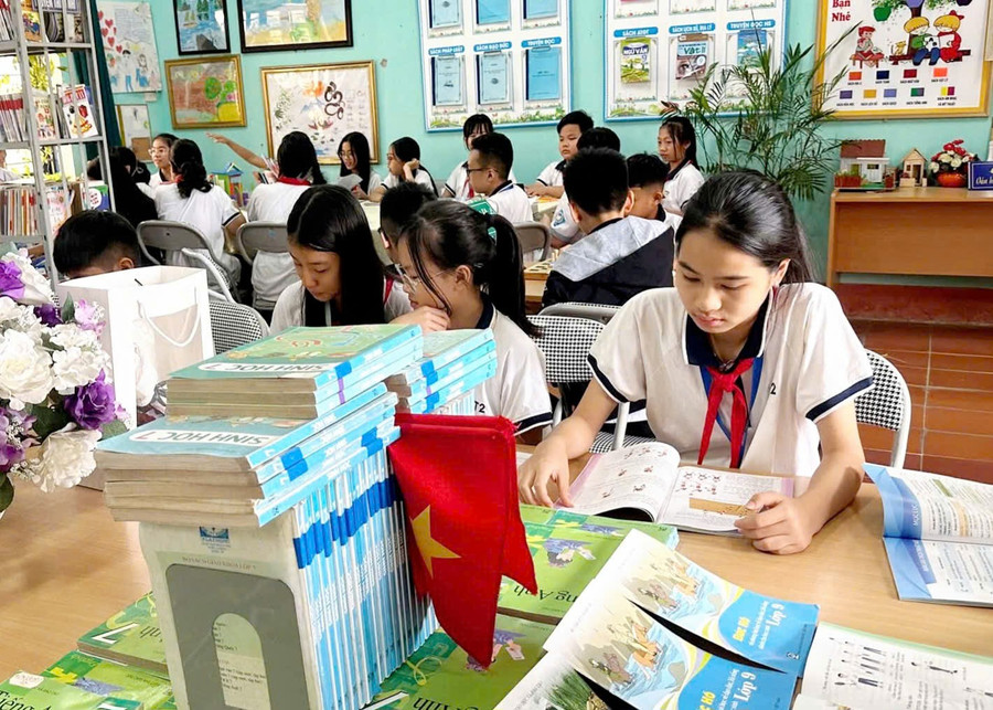Học sinh trường THCS Tam Thanh (phường Tam Thanh, tỉnh Lạng Sơn) đọc sách, học bài tại thư viện nhà trường. z6999468101766-c6faa158a2d3e89cebd5ea4636ee4a46.jpg