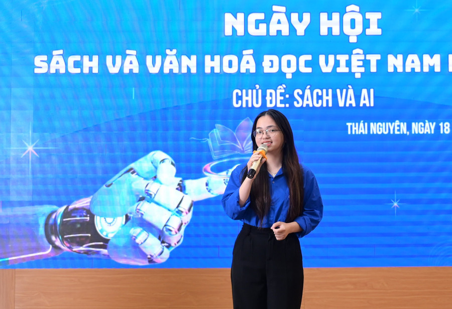 Đoàn viên, sinh viên hào hứng tham gia nội hoạt động tại ngày hội. 1.jpg