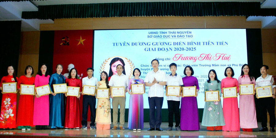 Lãnh đạo Sở GD&ĐT Thái Nguyên trao tặng khen thưởng cho các cá nhân điển hình tiên tiến giai đoạn 2020-2025.