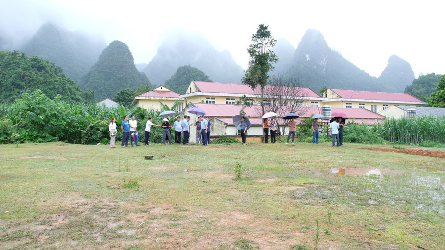 ຄະນະປະຕິບັດງານວິຊາການຂອງແຂວງ ກາວບັງ ໄດ້ລົງສຳຫຼວດໂຄງການກໍ່ສ້າງໂຮງຮຽນກິນນອນລະດັບໜຶ່ງຢູ່ຕາແສງ ເບວັນແດນ. khao-sat-be-van-dan.jpg