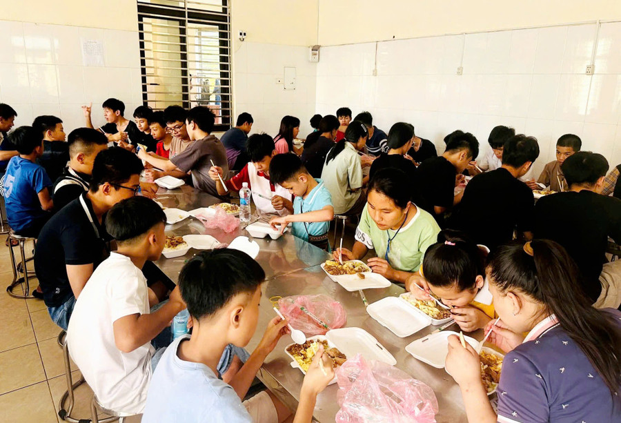 Bưa cơm ấm cúng ngày mưa lũ cho học sinh Trung tâm Hỗ trợ phát triển Giáo dục hòa nhập Thái Nguyên.