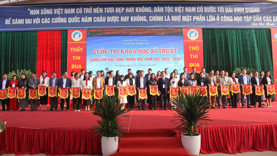 Lãnh đạo Sở GD&ĐT Thái Nguyên trao cờ lưu niệm cho đoàn dự thi các xã/phường.