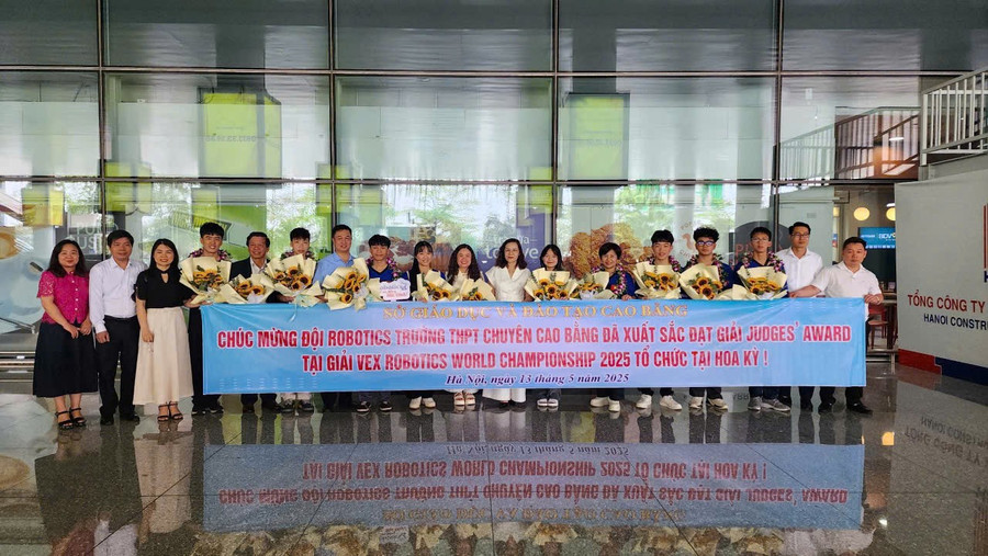 Lãnh đạo Sở Giáo dục và Đào tạo tỉnh Cao Bằng, Trường THPT Chuyên Cao Bằng chúc mừng Đội Robotics của Trường xuất sắc đoạt giải tại Mỹ.