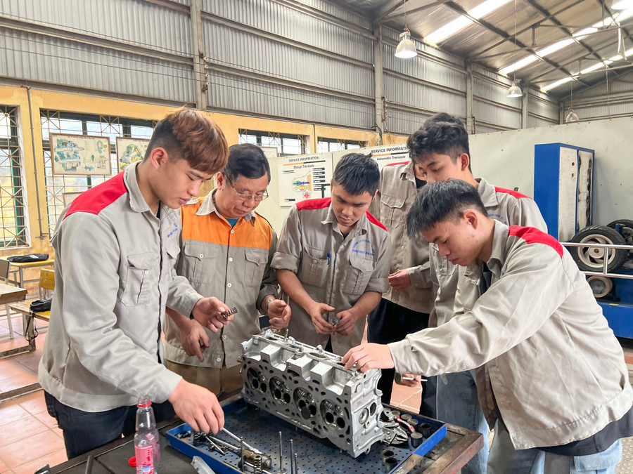 Giáo viên Trường Cao đẳng nghề số 1 - Bộ Quốc phòng hướng dẫn học sinh lớp trung cấp nghề ô tô thực hành.