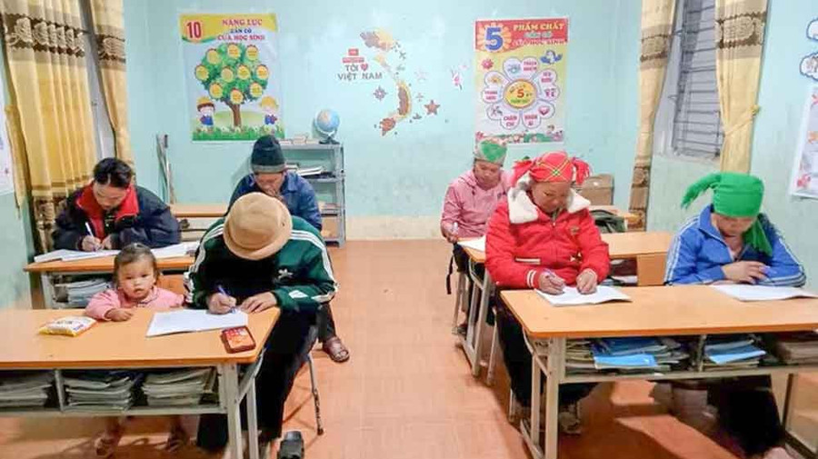 Dù giá rét, người dân xã Ca Thành vẫn tham gia lớp học xóa mù chữ đầy đủ.