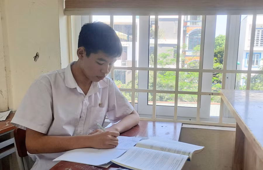 Em Vương Đức Anh là tấm gương vượt lên hoàn cảnh, học giỏi.