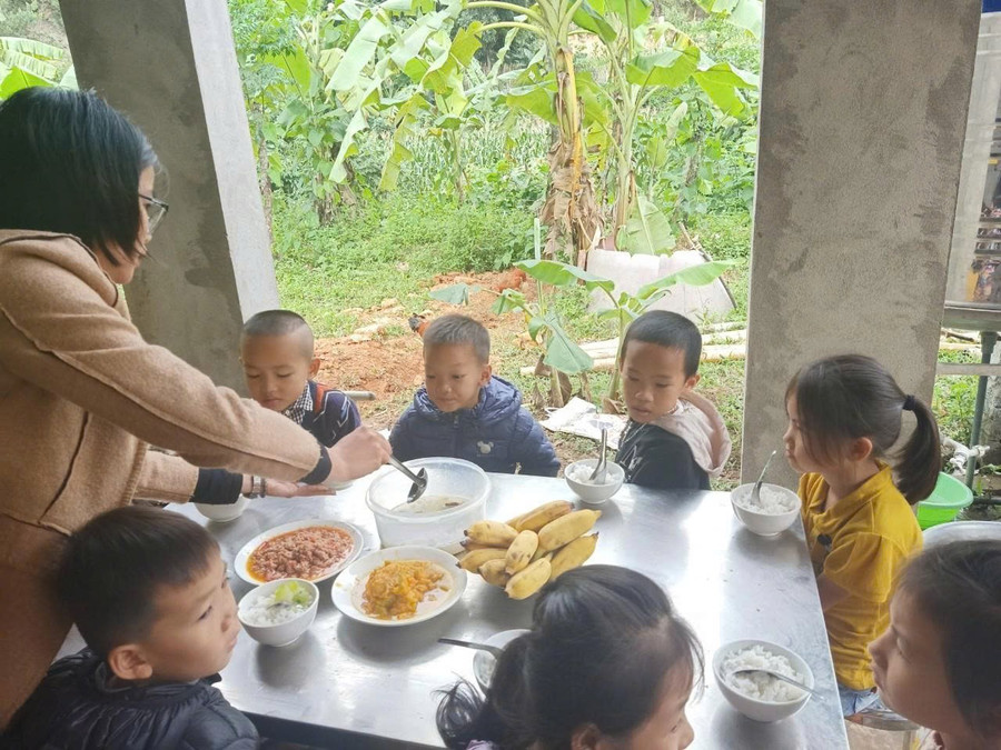 Cô và trò điểm trường lẻ Pác Mười (Trường Tiểu học Đào Viên, huyện Tràng Định, tỉnh Lạng Sơn) còn nhiều thiếu thốn về điều kiện cơ sở vật chất phục vụ sinh hoạt, dạy và học. th-dao-vien-ls-1.jpg