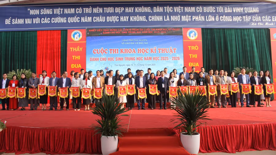 Lãnh đạo Sở GD&ĐT Thái Nguyên trao cờ lưu niệm cho đoàn dự thi các xã/phường.