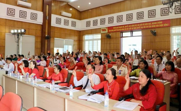 Các đại biểu biểu quyết thông qua Nghị quyết Đại hội. (Ảnh: K.D) tan-giang.jpg