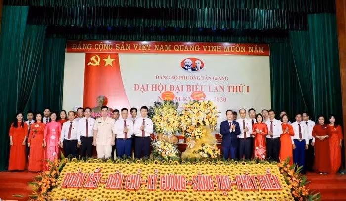 Các đại biểu chụp ảnh lưu niệm. (Ảnh: K.D)