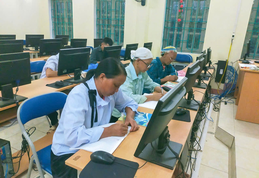 Cụ Phùng Mùi Coi (ngoài cùng bên phải) chăm chỉ học con chữ. xoa-mu-chu-huy-giap-2.jpg